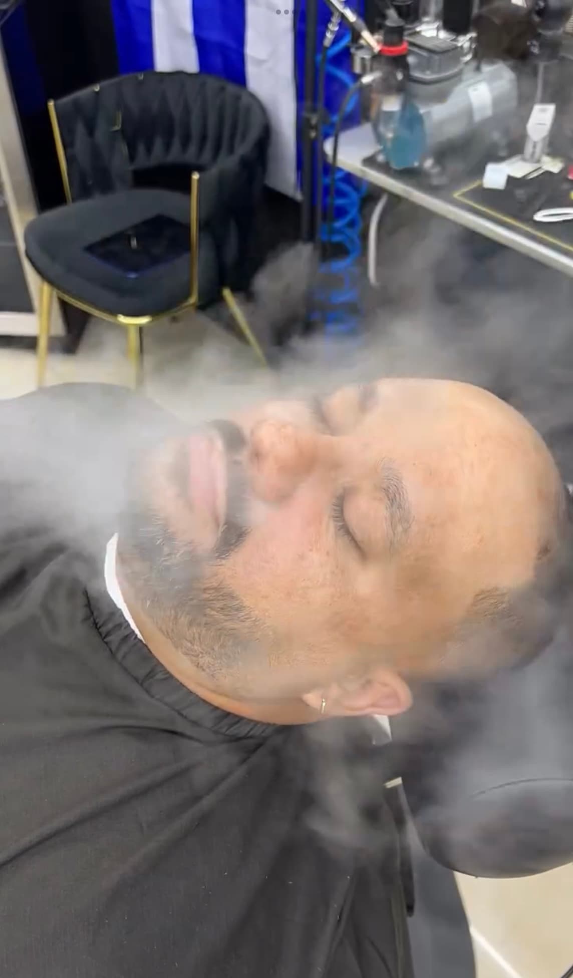 Cliente relajado durante un tratamiento de vapor y toalla caliente